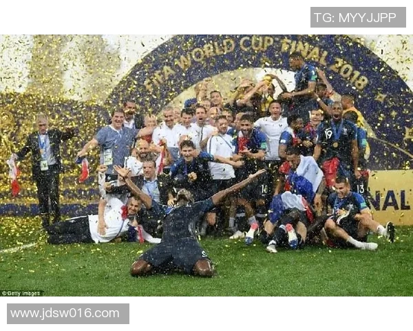 姆巴佩热情拥抱亚马尔赛后致意致谢俄罗斯球迷